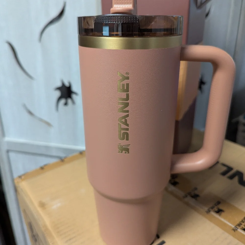New STANLEY Quencher H2.0 Flowstate Tumbler cup 30oz Mocha Latte 2025
